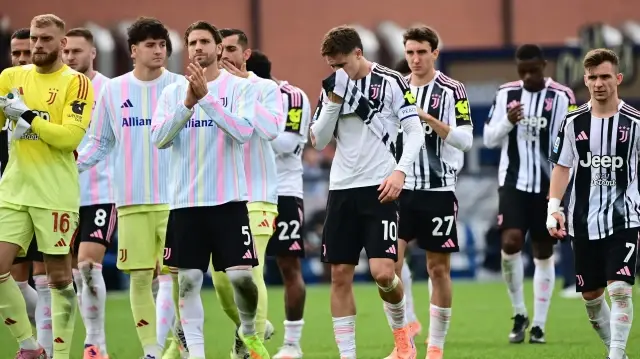 Les joueurs de la Juventus après leur défaite lors du match de football de Serie A italienne contre Côme, au stade Giuseppe Sinigaglia, en Italie, le 19 octobre 2025.