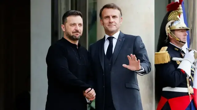 Президент Франции Эммануэль Макрон и президент Украины Владимир Зеленский