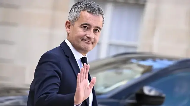Le ministre français de la Justice, Gérald Darmanin, quitte la réunion hebdomadaire du nouveau gouvernement à l'Élysée, à Paris, le 14 octobre 2025.