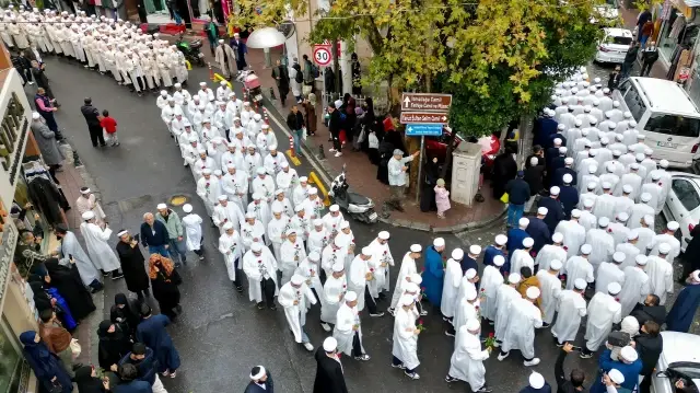 318 Hafızlık, Arapça ve İhtisas talebesi, İsmailağa Camii’nden ellerinde güllerle Yavuz Sultan Selim Camii’ne yürüyerek ailelerini selamladı.