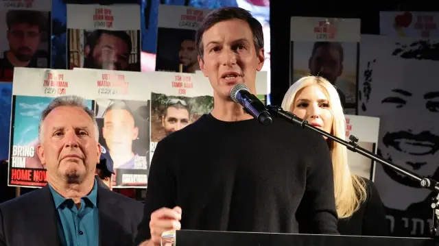 L'homme d'affaires américain Jared Kushner (au centre) s'exprime sous le regard de son épouse Ivanka Trump (à droite) et de l'envoyé spécial américain Steve Witkoff (à gauche) lors d'un rassemblement à Hostages Square, à Tel Aviv, le 11 octobre 2025.
