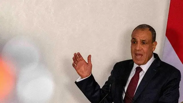 Le ministre égyptien des Affaires étrangères, Badr Abdelatty, réagit lors d'une conférence de presse conjointe avec son homologue allemand dans un hôtel de la banlieue est du Caire, le 7 octobre 2025.
