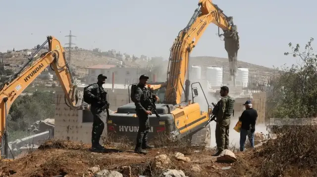 جيش الاحتلال الإسرائيلي يهدم مزرعة فلسطينية شرق القدس