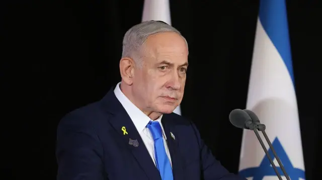 Le Premier ministre israélien Benjamin Netanyahu participe à une cérémonie commémorative nationale en hommage aux soldats tombés au combat pendant la guerre de Gaza qui a duré deux ans, au cimetière militaire du Mont Herzl à Jérusalem, le 16 octobre 2025.