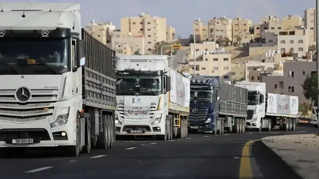 حكومة غزة: 986 شاحنة مساعدات دخلت القطاع منذ بدء وقف النار 