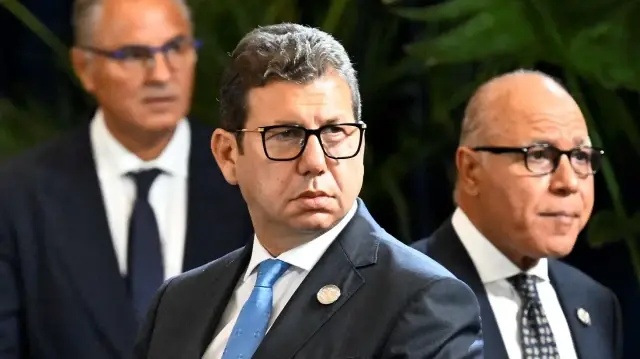 Le chef des services de renseignement égyptiens, Hassan Rashad (au centre), photographié en marge d'un sommet sur Gaza dans la station balnéaire de Charm el-Cheikh, sur la mer Rouge, le 13 octobre 2025.