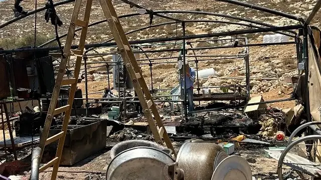 مستوطنون إسرائيليون يحرقون 3 خيام جنوب الضفة الغربية