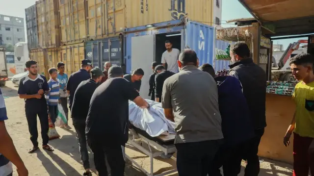 Des personnes transportent un blessé sur une civière dans le camp de réfugiés de Nuseirat, dans le centre de Gaza, le 19 octobre 2025.