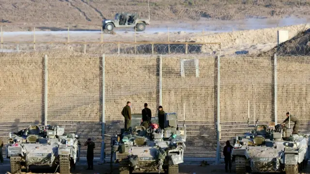 Des chars de l'armée israélienne prennent position le long de la barrière frontalière entre Israël et la bande de Gaza, le 21 octobre 2025.