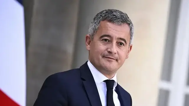 Le ministre français de la Justice, Gérald Darmanin, quitte la réunion hebdomadaire du nouveau gouvernement à l'Élysée, à Paris, le 14 octobre 2025.
