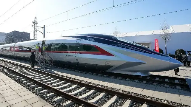 Le nouveau train chinois CR450 a atteint 453 km/h lors de tests préliminaires, confirmant la suprématie technologique du pays dans le domaine du transport ferroviaire à grande vitesse.