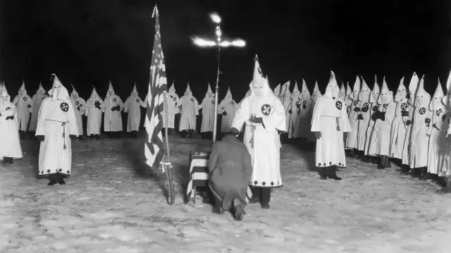 Le Ku Klux Klan, fondé aux États-Unis à la fin du XIXe siècle, est une organisation suprémaciste blanche tristement célèbre pour ses actions violentes, racistes et terroristes. 