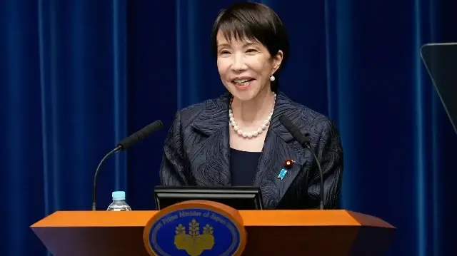 La nouvelle Première ministre japonaise Sanae Takaichi s'exprime lors d'une conférence de presse au bureau du Premier ministre à Tokyo, le 21 octobre 2025.