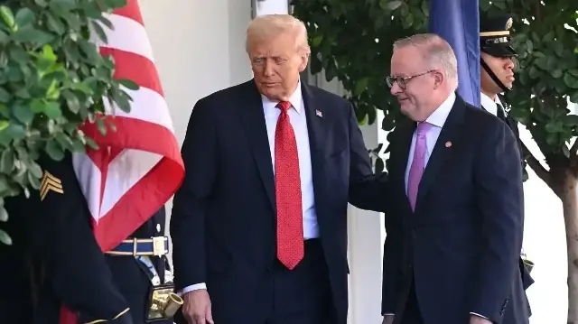 Le président américain Donald Trump salue le Premier ministre australien Anthony Albanese à la Maison Blanche à Washington, DC, le 20 octobre 2025.