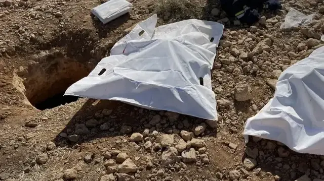 معظمهم أطفال ونساء.. انتشال رفات 20 شخصا من مقبرة جماعية بريف دمشق