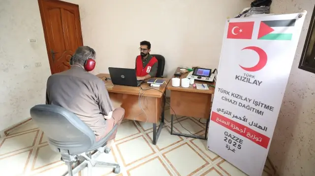 الهلال الأحمر التركي يوزع أجهزة سمعية لمتضررين في غزة