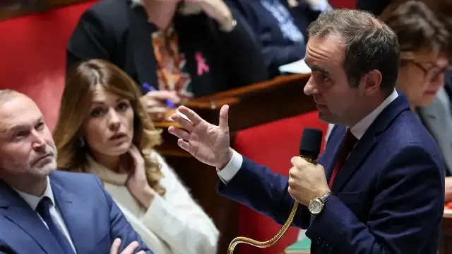 Le Premier ministre français Sébastien Lecornu s'exprime lors d'une séance de questions au gouvernement à l'Assemblée nationale, la chambre basse du Parlement français, à Paris, le 21 octobre 2025. 