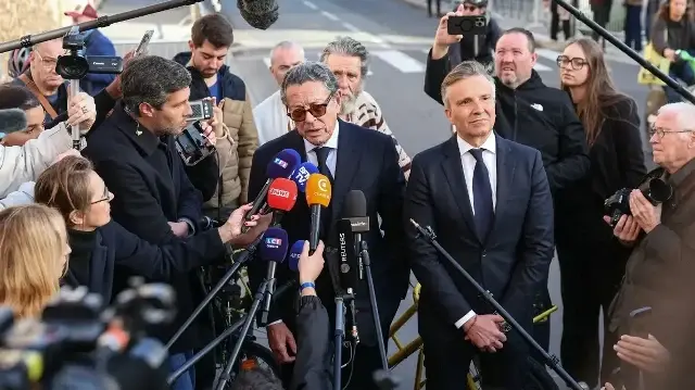 Jean-Michel Darrois (au centre) et Christophe Ingrain (à droite), avocats de l'ancien président français Nicolas Sarkozy, s'adressent à la presse après que leur client s'est présenté à la prison de La Santé pour purger une peine de cinq ans d'emprisonnement après avoir été reconnu coupable de complot criminel dans le cadre d'un projet visant à financer sa campagne électorale de 2007 par le défunt dictateur libyen Mouammar Kadhafi, à Paris, le 21 octobre 2025.