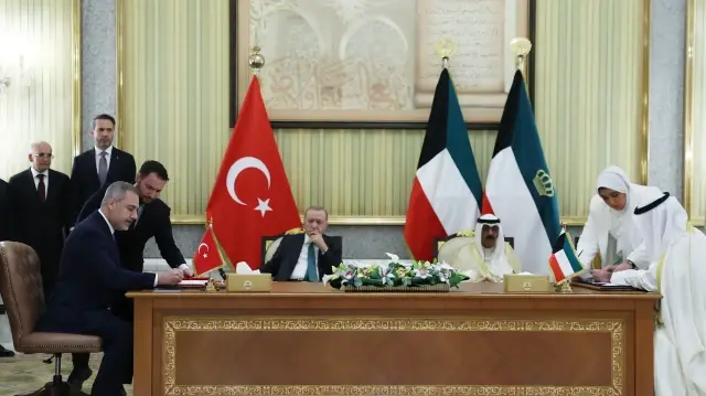 Cette photo prise et publiée par le service de presse de la présidence turque le 21 octobre 2025 montre le président turc Recep Tayyip Erdogan (au centre à gauche), l'émir du Koweït Cheikh Meshal al-Ahmad al-Sabah (au centre à droite), le ministre turc des Affaires étrangères Hakan Fidan (à gauche) et le premier vice-Premier ministre et ministre de l'Intérieur du Koweït Cheikh Fahad Yousef Saud al-Sabah (à droite) lors d'une cérémonie de signature d'accords entre les deux pays à Koweït City.