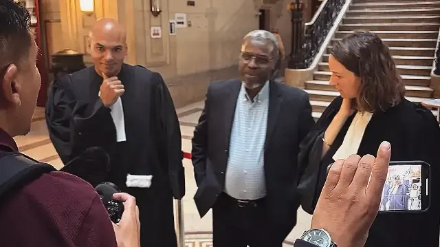 Le Président de la mosquée de Pessac, Abdourahmane Ridouane et ses avocats Rafik Chekkat et Lucie Simon, à la Cour d'appel de Paris, le 21 octobre 2025.