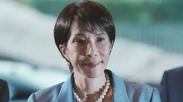 La nouvelle Première ministre japonaise Sanae Takaichi arrive au bureau du Premier ministre après avoir été nommé par le Parlement, à Tokyo le 21 octobre 2025.