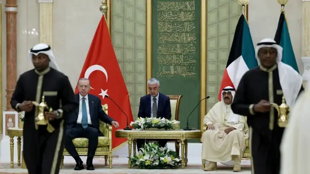 Cette photo prise et diffusée par le 21 octobre 2025 montre l'émir du Koweït, Cheikh Meshal al-Ahmad al-Sabah (au centre à droite), rencontrant le président turc Recep Tayyip Erdogan (au centre à gauche), lors de la visite officielle de ce dernier au Koweït.
