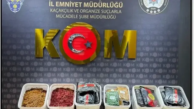 KAHRAMANMARAŞ’TA POLİS EKİPLERİ TARAFINDAN DÜZENLENEN OPERASYONLARDA, GÜMRÜK KAÇAĞI 75 KİLOGRAM NARGİLE TÜTÜNÜ İLE 23 ADET CEP TELEFONU ELE GEÇİRİLDİ