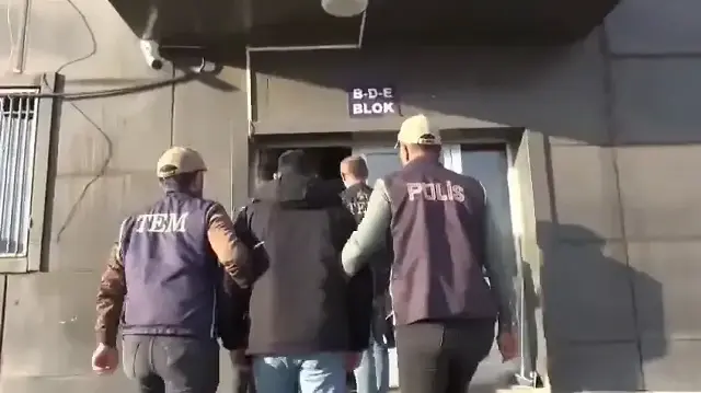 BİNGÖL’DE POLİS EKİPLERİ TARAFINDA YAPILAN ÇALIŞMADA FETÖ/PYD SİLAHLI TERÖR ÖRGÜTÜNE ÜYE OLMAK SUÇUNDAN 6 YIL KESİNLEŞMİŞ HAPİS CEZASI BULUNAN 3 ZANLI TUTUKLANDI
