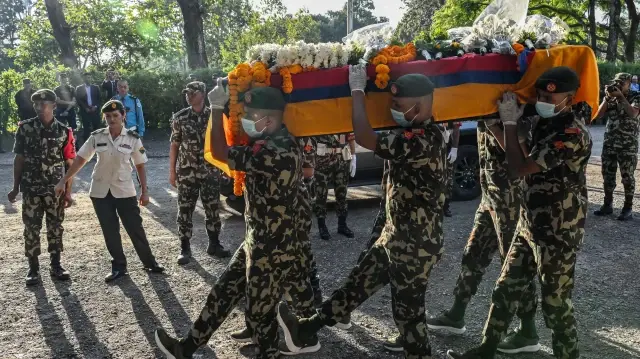 Des membres de l'armée népalaise transportent le cercueil de Bipin Joshi, un étudiant népalais décédé alors qu'il était retenu en otage à Gaza, à l'aéroport international Tribhuvan de Katmandou, le 20 octobre 2025, quelques jours après son retour de captivité par le Hamas dans le cadre d'un accord de cessez-le-feu et d'échange d'otages à Gaza.