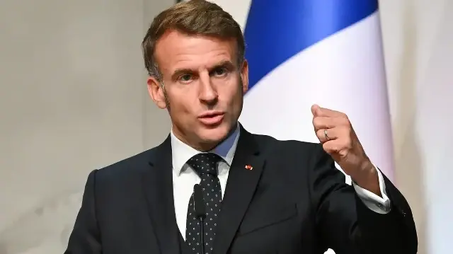 Le président français Emmanuel Macron gesticule pendant qu'il s'exprime lors d'une conférence de presse conjointe avec le Premier ministre slovène au château de Ljubljana, à Ljubljana, le 21 octobre 2025. 