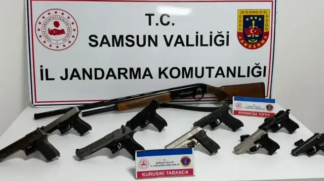 Operasyonda, 9 ruhsatsız kurusıkı tabanca ve av tüfeği ele geçirildi.