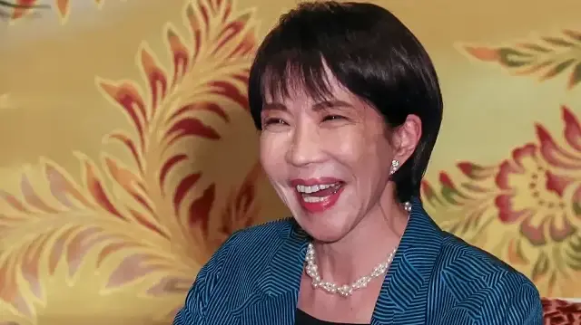 سیاست میں آنے سے قبل، تاکائچی کچھ عرصے تک ٹی وی میزبان کے طور پر کام کرتی رہیں۔
