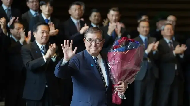 Le Premier ministre japonais sortant, Shigeru Ishiba, quitte les lieux après avoir reçu des fleurs et des applaudissements au bureau du Premier ministre lors de son dernier jour à la tête du Japon, à Tokyo, le 21 octobre 2025.