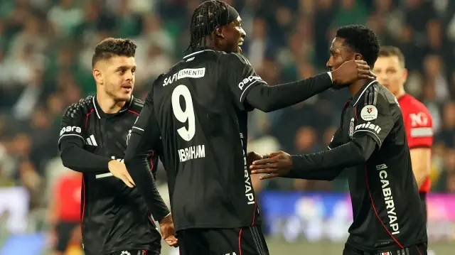 Beşiktaşlı futbolcuların gol sonrası yaşadığı sevinç.