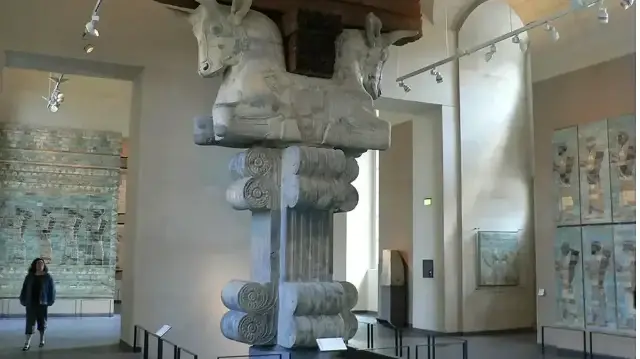 Dimanche 19 octobre 2025, quatre malfaiteurs (deux cambrioleurs et deux complices à l’extérieur), se sont introduits dans l’enceinte du musée le plus visité au monde
