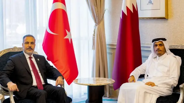 Cette photo fournie par le ministère des Affaires étrangères du Qatar (MOFA) montre le Premier ministre et ministre des Affaires étrangères du Qatar, Mohammed bin Abdulrahman bin Jassim Al-Thani (à droite), recevant le ministre des Affaires étrangères de Türkiye, Hakan Fidan, à Doha le 14 septembre 2025.