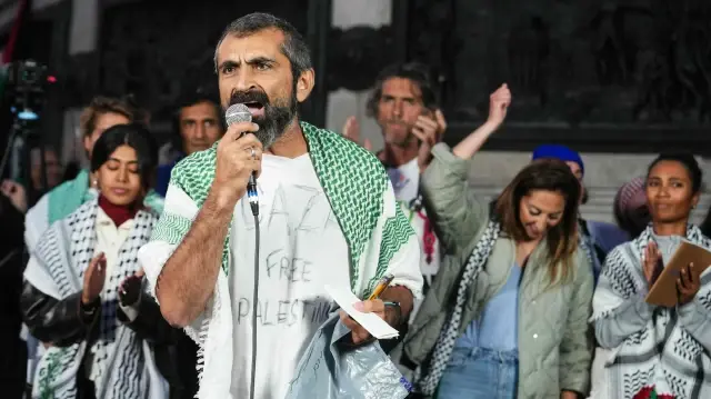 Le militant franco-turc Mustafa Cakici, ici le 8 octobre 2025 sur la Place de la République à Paris, est accusé d'homophobie et d'antisémitisme par une partie de la gauche française.