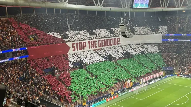 Galatasaray taraftarlarının maç öncesi yaptığı koreografi.