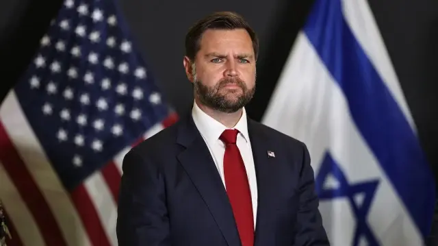 Le vice-président américain JD Vance écoute une question lors d'une conférence de presse à l'issue d'un briefing militaire au Centre de coordination civilo-militaire dans le sud d'Israël, le 21 octobre 2025.