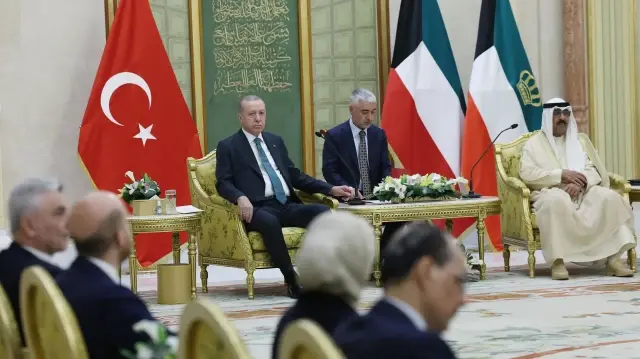 Cette photo prise et publiée par le service de presse de la présidence turque le 21 octobre 2025 montre l'émir du Koweït, Cheikh Meshal al-Ahmad al-Sabah (à droite), rencontrant le président turc Recep Tayyip Erdogan (à gauche) à Koweït City, lors de sa visite officielle au Koweït.