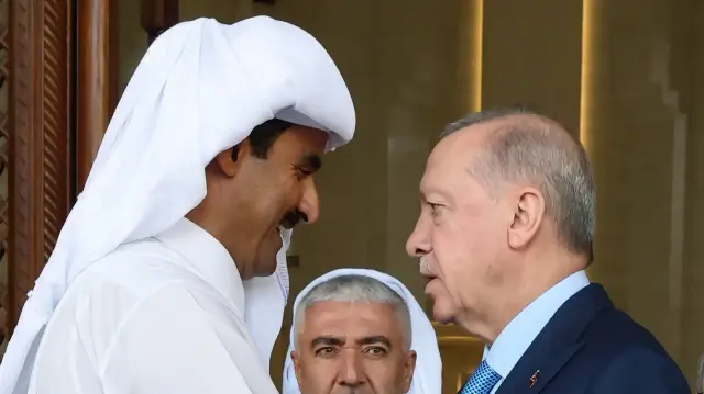 Cette photo prise et publiée par le service de presse de la présidence turque le 22 octobre 2025 montre l'émir du Qatar, Cheikh Tamim bin Hamad al-Thani (à gauche), faisant ses adieux au président turc Recep Tayyip Erdogan (à droite) à Doha.