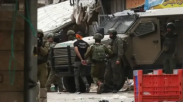 بينهم طفل.. الاحتلال الإسرائيلي يعتقل 45 فلسطينيا بالضفة