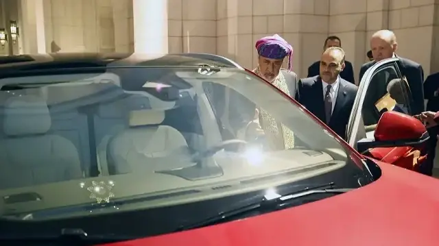 الرئيس أردوغان يهدي السلطان العماني سيارة "توغ"