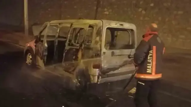 MALATYA’NIN BATTALGAZİ İLÇESİNDE SEYİR HALİNDEKİ BİR ARAÇTA ÇIKAN YANGIN PANİĞE NEDEN OLDU. YANGINDA YARALANAN OLMAZ İKEN, ARAÇ KULLANILAMAZ HALE GELDİ.