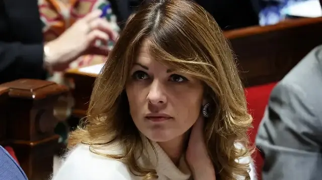 La porte-parole du gouvernement français, Maud Bregeon, observe une séance de questions au gouvernement à l'Assemblée nationale, la chambre basse du Parlement français, à Paris, le 21 octobre 2025. 