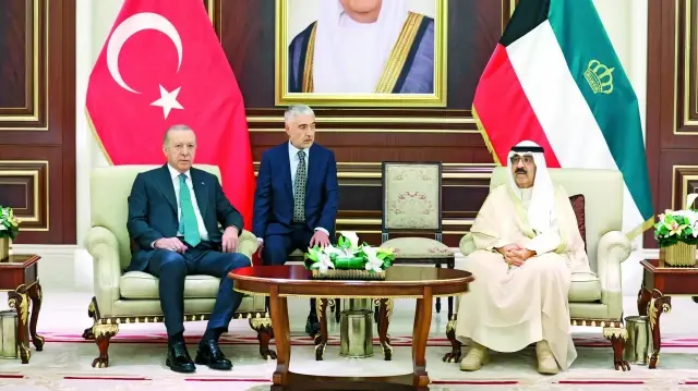 Cumhurbaşkanı Tayyip Erdoğan, resmi temaslarda bulunmak üzere gittiği Kuveyt’te, Kuveyt Emiri Şeyh Meşal el-Ahmed el-Cabir es-Sabah tarafından törenle karşılandı.