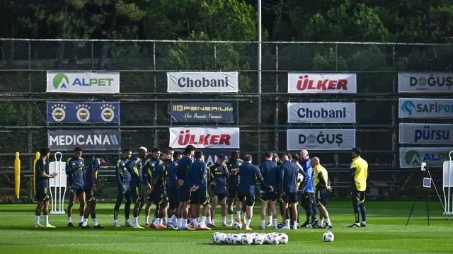 Domenico Tedesco, idmanda oyuncularıyla bir toplantı gerçekleştirdi.