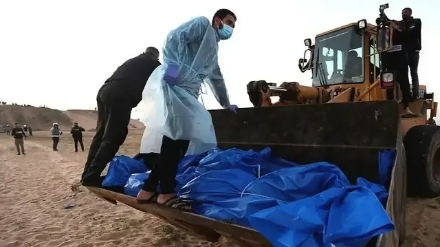 دون ملامح.. بدء دفن 54 جثمانا لفلسطينيين أعادهم الاحتلال يلغزة