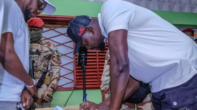 Le Président guinéen Mamadi Doumbouya vote pour le référendum du 21 octobre 2025.