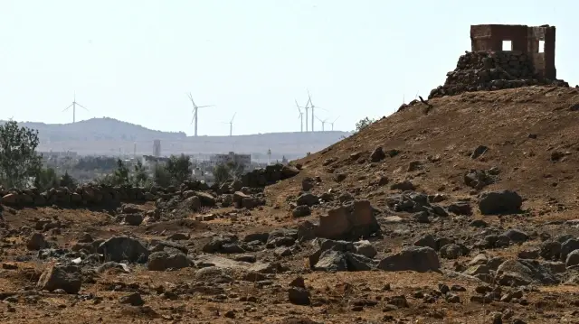 Cette photo montre une base militaire syrienne détruite lors d'un bombardement israélien dans la ville de Madinat al-Salam (Cité de la paix), anciennement connue sous le nom de Madinat al-Baath jusqu'à la chute du président Bachar al-Assad, sur la route Damas-Quneitra, le 21 septembre 2025.
